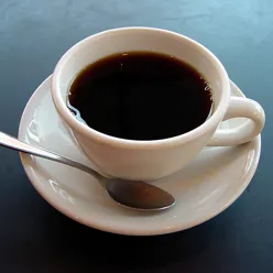 En kopp kaffe med en skje
